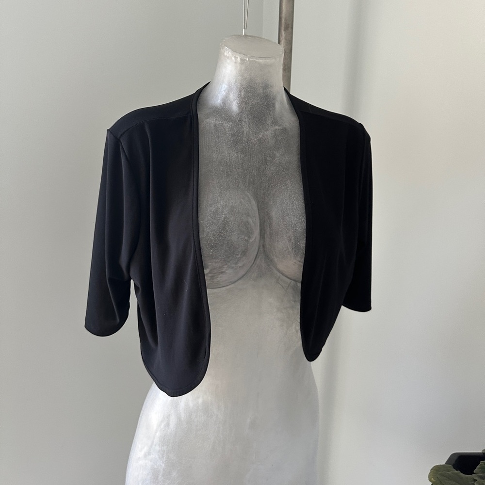 Shrug Black - Medium